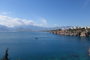  les falaises et au loin la grande plage d'Antalya